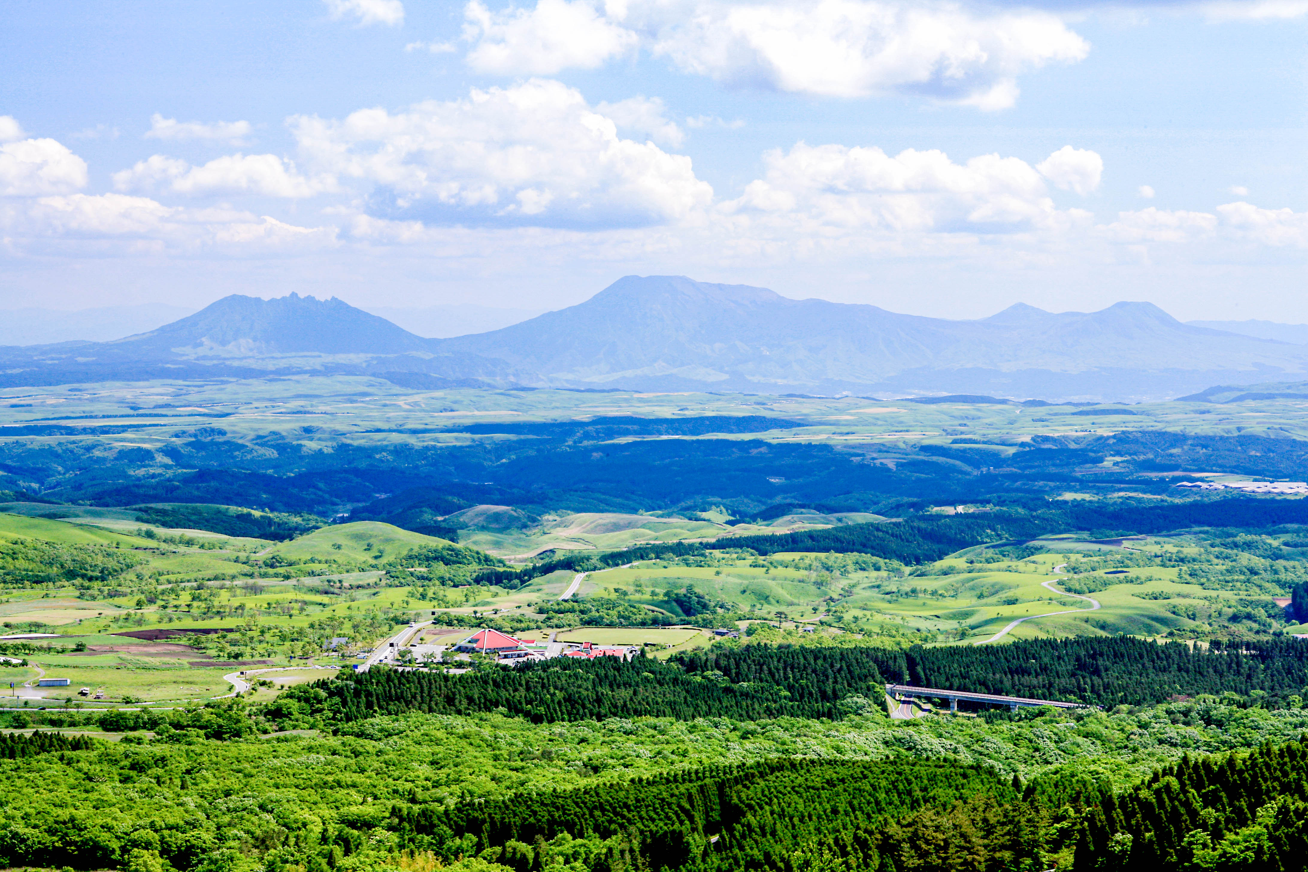 阿蘇の山々を望む南小国町の緑豊かな風景
